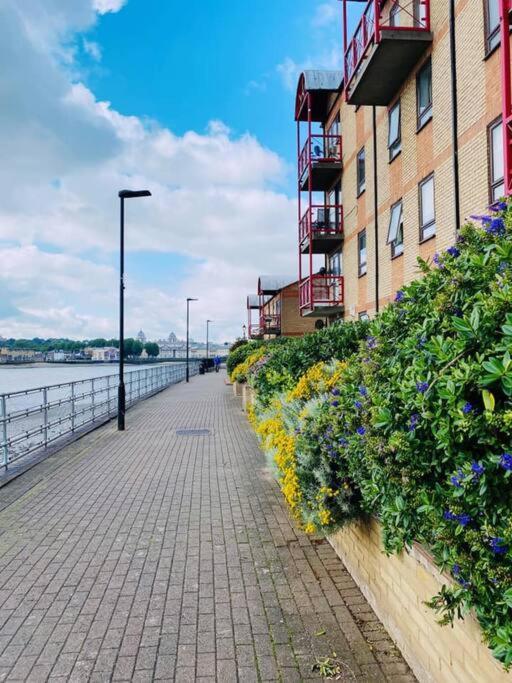 Bright &Spacious One Bedroom Flat Off Canary Wharf ลอนดอน ภายนอก รูปภาพ